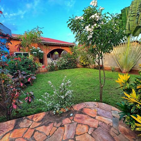 Maison Charlotte Forever Chambre D'Hotes Chez Un Couple Belgo Togolais Lome Luaran gambar